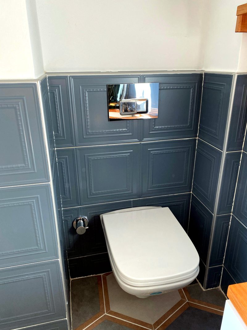 Lacivert panelli banyo — projelerimizden