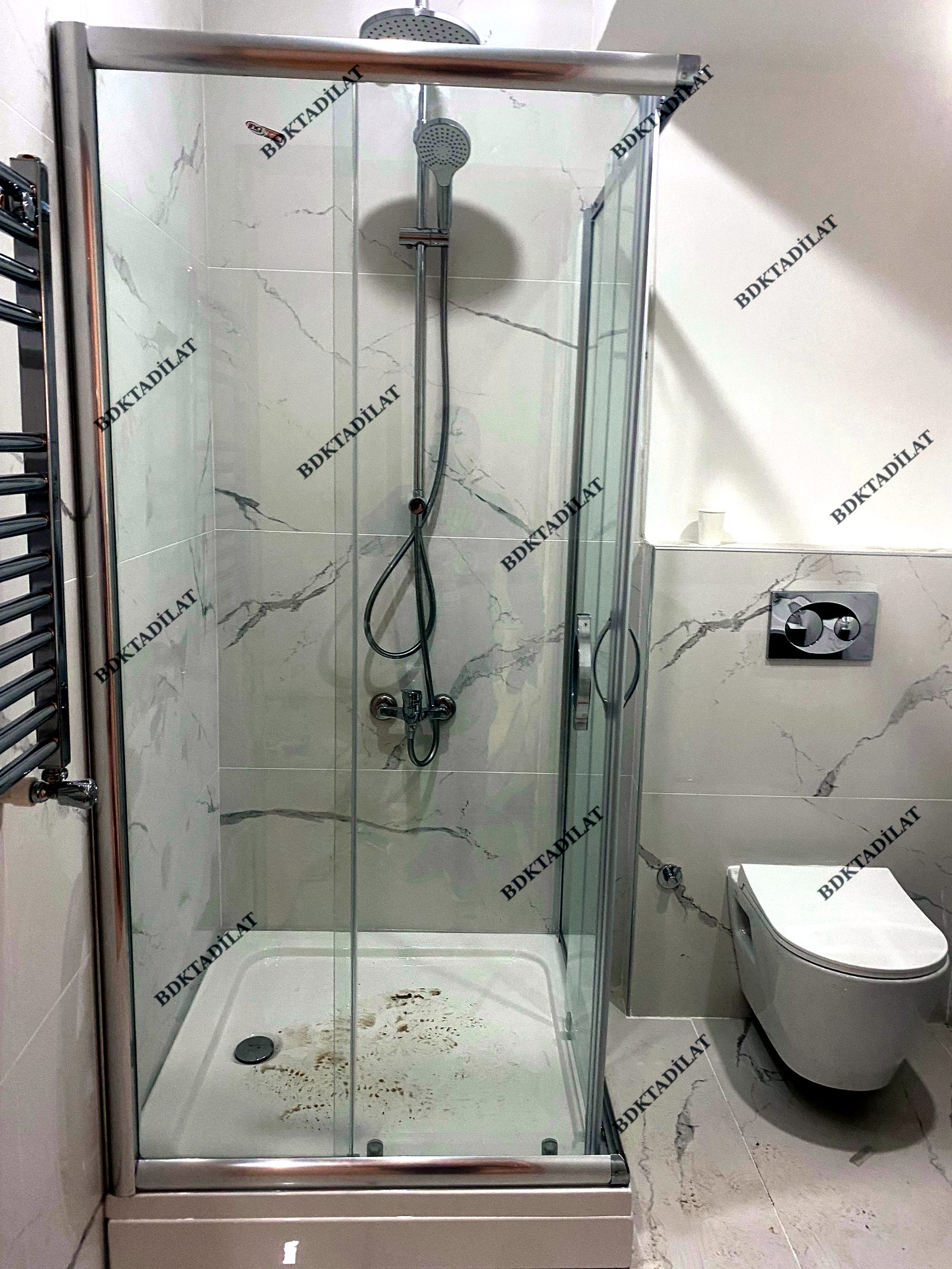 Tamamladığımız banyo — mermer görünümlü seramik ve cam duşakabin