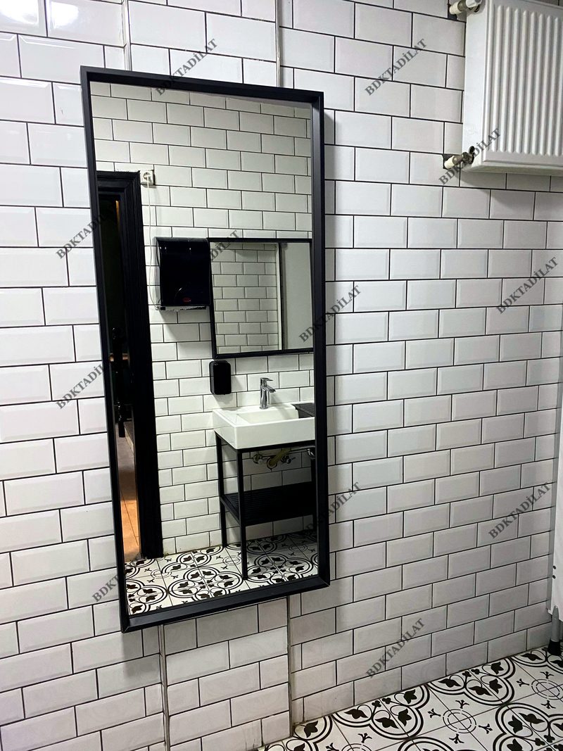 Tamamladığımız banyo — beyaz metro fayans ve siyah aksesuarlar
