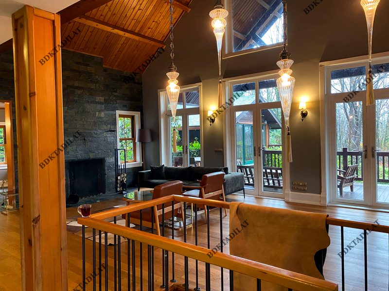 Ahşap tavanlı villa iç mekânı — projelerimizden